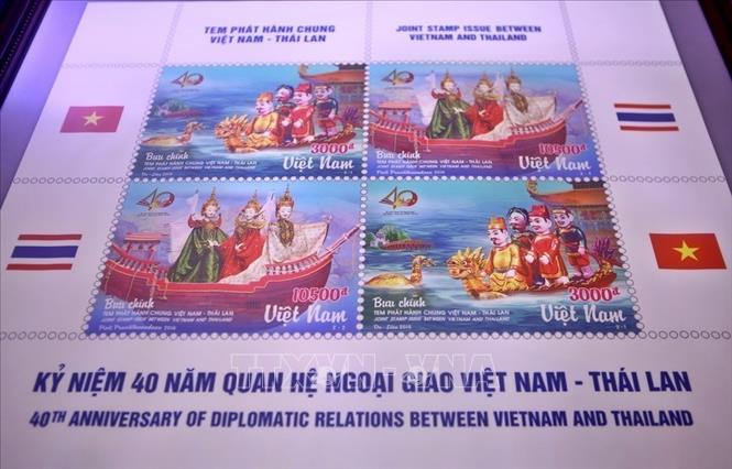 Nhân kỷ niệm 40 năm thiết lập quan hệ ngoại giao Việt Nam–Thái Lan (6/8/1976 – 6/8/2016), ngày 05/08/2016, tại Hà Nội, Bộ Thông tin và Truyền thông phối hộ với Tổng Công ty Bưu điện Việt Nam tổ chức lễ phát hành đặc biệt bộ tem “Tem phát hành chung Việt Nam – Thái Lan”. Ảnh: Minh Quyết – TTXVN