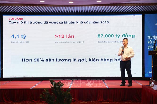 Ông Lã Hoàng Trung, Vụ trưởng Vụ Bưu chính, Bộ Khoa học và Công nghệ, phát biểu về Dự án Luật Bưu chính (sửa đổi). Ảnh: Khoa Chương - TTXVN