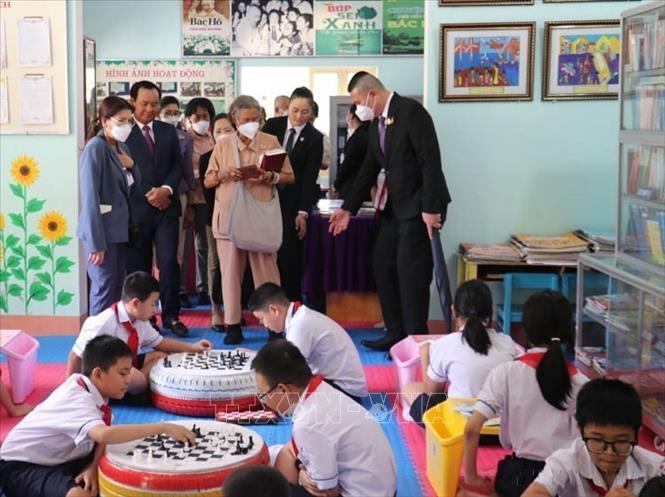 Công chúa Thái Lan Maha Chakri Sirindhorn đến thăm và làm việc tại trường Tiểu học Nguyễn Tất Thành, thành phố Đông Hà, nơi thực hiện dự án “Nâng cao chất lượng cuộc sống cho trẻ em và thiếu niên khu vực châu Á - Thái Bình Dương” do Quỹ công chúa tài trợ (Quảng Trị, 15/8/2024). Ảnh: Thanh Thuỷ-TTXVN
