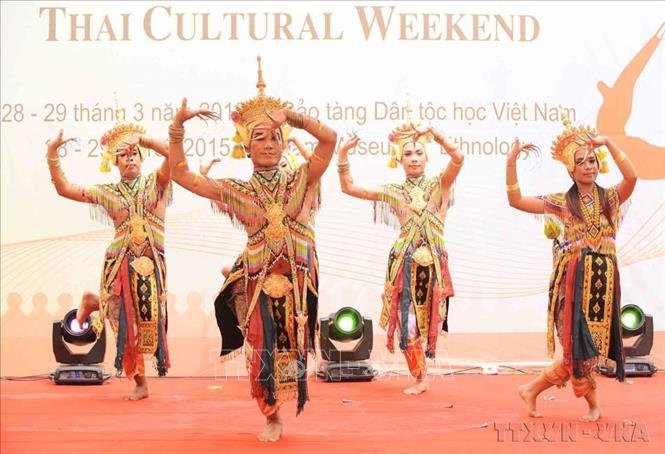 Các nghệ sĩ Thái Lan biểu diễn điệu múa 