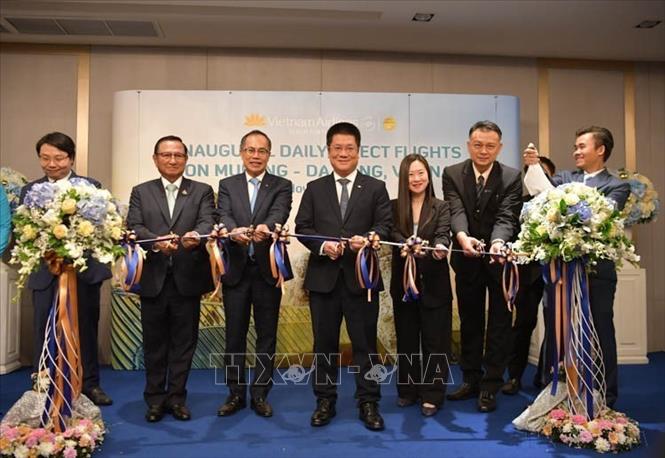 Hãng hàng không quốc gia Việt Nam (Vietnam Airlines) tổ chức khai trương đường bay thẳng mới từ sân bay quốc tế Don Mueang ở thủ đô Bangkok, Thái Lan tới sân bay quốc tế Đà Nẵng, một trong số những điểm đến du lịch đang có sức hấp dẫn ngày càng lớn với du khách Thái Lan. Ảnh: Đỗ Sinh - TTXVN