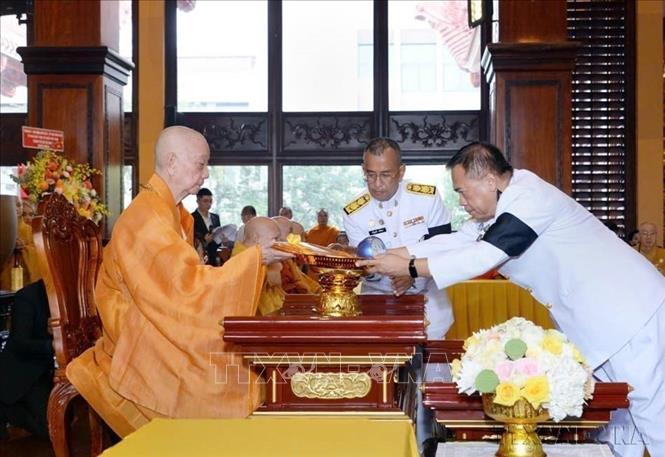  Ngày 1/11/2025, tại Việt Nam Quốc tự, Thành phố Hồ Chí Minh, Giáo hội Phật giáo Việt Nam phối hợp cùng Đại sứ quán Thái Lan tại Việt Nam tổ chức Lễ dâng y Kathina của Hoàng gia Thái Lan dâng lên các chư Tăng Phật giáo Việt Nam. Ảnh: TTXVN phát
