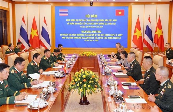 Đại tướng Nguyễn Tân Cương, Tổng Tham mưu trưởng Quân đội nhân dân Việt Nam, Thứ trưởng Bộ Quốc phòng đón và hội đàm với Đại tướng Songwit Noonpackdee, Tư lệnh Lực lượng Quốc phòng Vương quốc Thái Lan sang thăm chính thức Việt Nam (4/7/2025). Ảnh: Trọng Đức - TTXVN