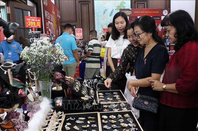Khách hàng hào hứng trải nghiệm, chọn lựa sản phẩm tại các gian hàng của sự kiện “Sóc Trăng Mega Sale 2026”. Ảnh: Trung Kiên - TTXVN