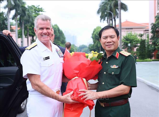 Đại tướng Nguyễn Tân Cương, Tổng Tham mưu trưởng Quân đội nhân dân Việt Nam đón Đô đốc Samuel Paparo, Tư lệnh Bộ Tư lệnh Thái Bình Dương. Ảnh: An Đăng - TTXVN