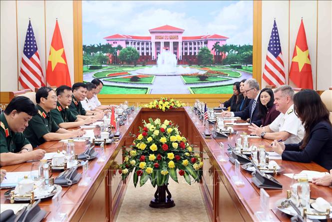 Đại tướng Nguyễn Tân Cương, Tổng Tham mưu trưởng Quân đội nhân dân Việt Nam hội kiến Đô đốc Samuel Paparo, Tư lệnh Bộ Tư lệnh Thái Bình Dương. Ảnh: An Đăng - TTXVN