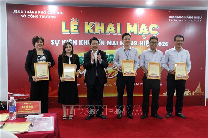 Ban Tổ chức trao hoa và thư cảm ơn đại diện các đơn vị, doanh nghiệp đồng hành tại sự kiện. Ảnh: Trung Kiên - TTXVN