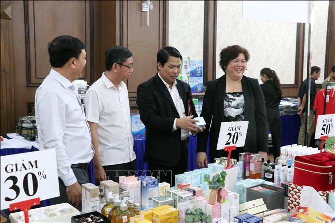 Các đại biểu tham quan và trải nghiệm các gian hàng tại sự kiện. Ảnh: Trung Kiên - TTXVN