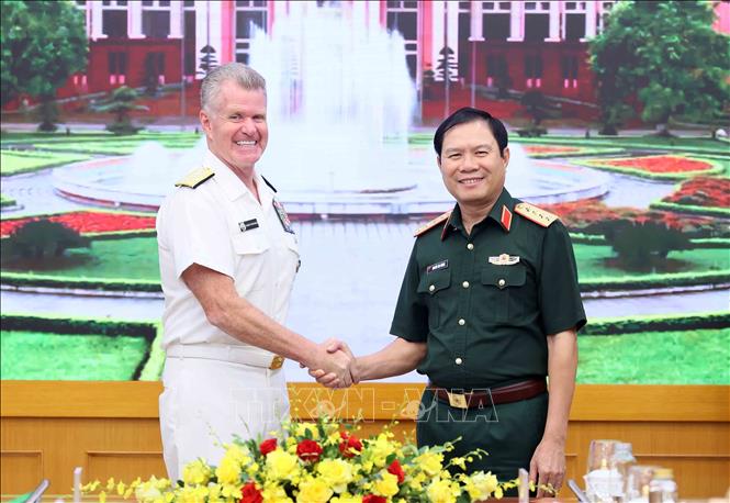 Đại tướng Nguyễn Tân Cương, Tổng Tham mưu trưởng Quân đội nhân dân Việt Nam và Đô đốc Samuel Paparo, Tư lệnh Bộ Tư lệnh Thái Bình Dương chụp ảnh chung. Ảnh: An Đăng - TTXVN