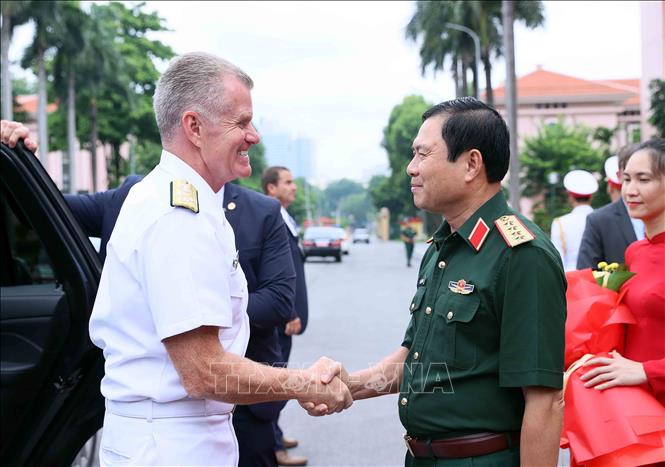 Đại tướng Nguyễn Tân Cương, Tổng Tham mưu trưởng Quân đội nhân dân Việt Nam đón Đô đốc Samuel Paparo, Tư lệnh Bộ Tư lệnh Thái Bình Dương. Ảnh: An Đăng - TTXVN
