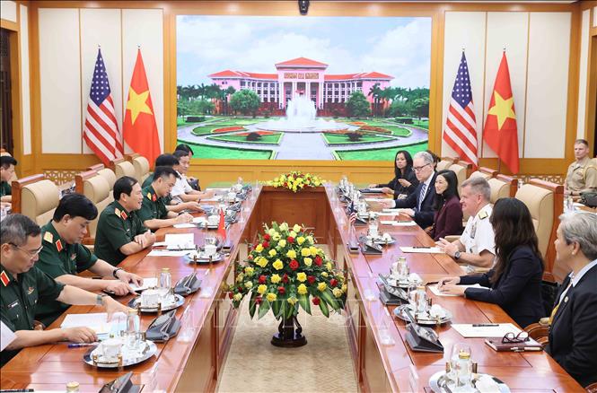 Đại tướng Nguyễn Tân Cương, Tổng Tham mưu trưởng Quân đội nhân dân Việt Nam hội kiến Đô đốc Samuel Paparo, Tư lệnh Bộ Tư lệnh Thái Bình Dương. Ảnh: An Đăng - TTXVN