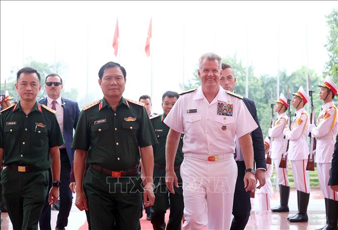 Đại tướng Nguyễn Tân Cương, Tổng Tham mưu trưởng Quân đội nhân dân Việt Nam đón Đô đốc Samuel Paparo, Tư lệnh Bộ Tư lệnh Thái Bình Dương. Ảnh: An Đăng - TTXVN