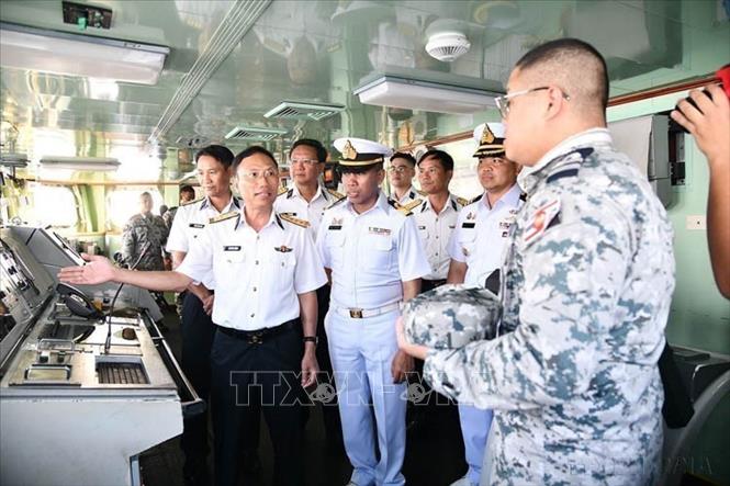 Đại tá Ngô Văn Thành, Chính ủy Vùng 5 Hải quân thăm Tàu FFG-421 của Hải quân Hoàng gia Thái Lan, đang thăm và làm việc tại Việt Nam (Kiên Giang, 2025) . Ảnh: TTXVN phát
