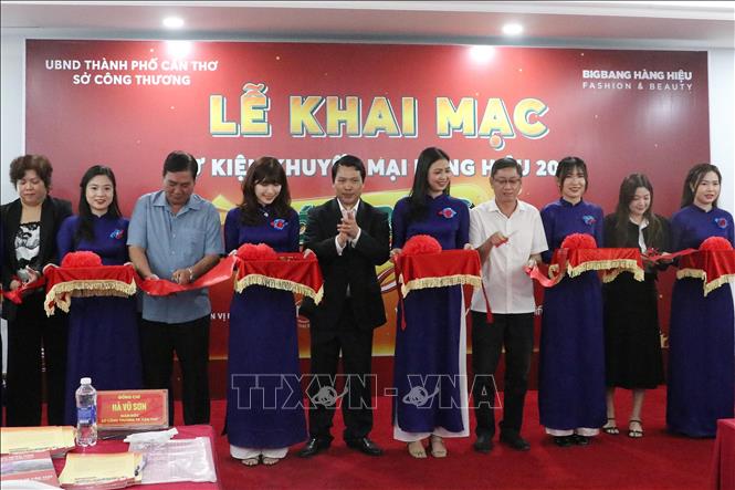 Các đại biểu thực hiện nghi thức khai mạc Sự kiện khuyến mại hàng hiệu Sóc Trăng Mega Sale 2026. Ảnh: Trung Kiên - TTXVN