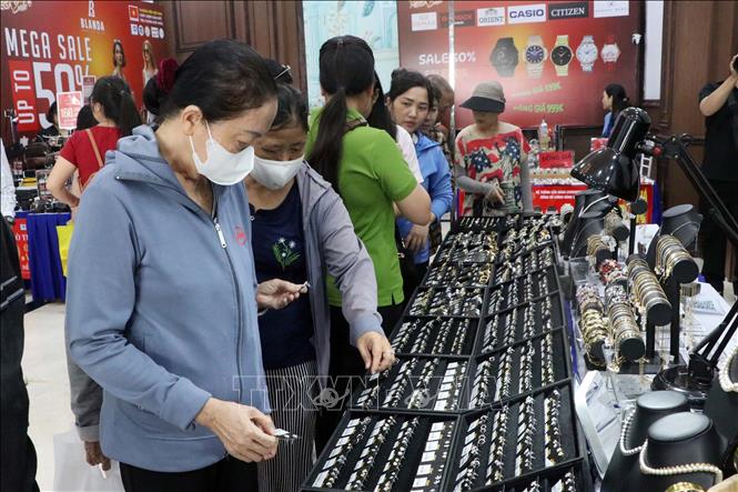 Đông đảo khách hàng tham quan, chọn mua sản phẩm chính hãng với mức giảm giá ưu đãi tại sự kiện. Ảnh: Trung Kiên - TTXVN