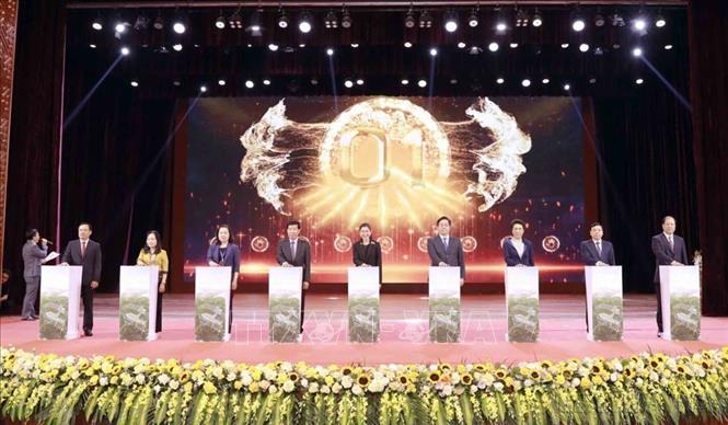 Các đại biểu thực hiện nghi thức ấn nút chính thức triển khai Dự án Khu công nghiệp Đoan Hùng - Amata City Phú Thọ tại Hội nghị “Kết nối Thái Lan tại tỉnh Phú Thọ 2026”, do Bộ Ngoại giao phối hợp với UBND tỉnh Phú Thọ và Đại sứ quán Vương quốc Thái Lan tại Việt Nam tổ chức (17/6/2026). Ảnh: Hoàng Hùng – TTXVN