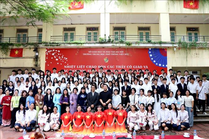 Đoàn cán bộ, giáo viên và học sinh tỉnh Fukuoka (Nhật Bản) chụp ảnh lưu niệm cùng cán bộ, giáo viên, học sinh Trường THPT Việt Đức (Hà Nội). Ảnh: TTXVN phát