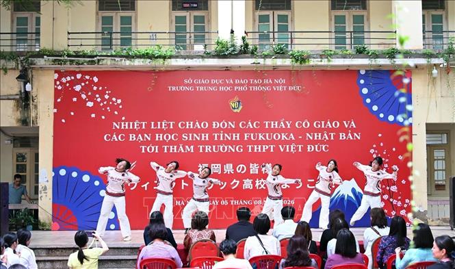 Tiết mục văn nghệ đậm đà bản sắc văn hóa do học sinh biểu diễn. Ảnh: TTXVN phát