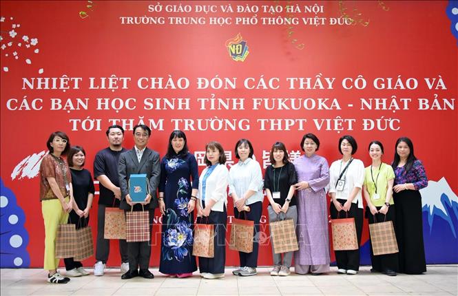 Ban Giám hiệu Trường THPT Việt Đức (Hà Nội) tặng quà cán bộ, giáo viên tỉnh Fukuoka (Nhật Bản). Ảnh: TTXVN phát