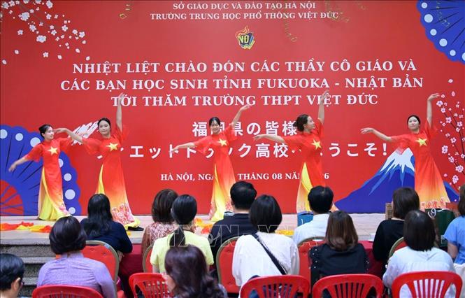 Tiết mục văn nghệ đậm đà bản sắc văn hóa do học sinh biểu diễn. Ảnh: TTXVN phát
