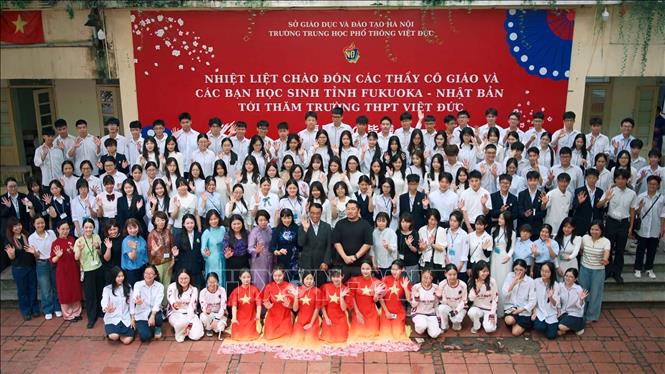 Đoàn cán bộ, giáo viên và học sinh tỉnh Fukuoka (Nhật Bản) giao lưu cùng cán bộ, giáo viên, học sinh Trường THPT Việt Đức (Hà Nội). Ảnh: TTXVN phát