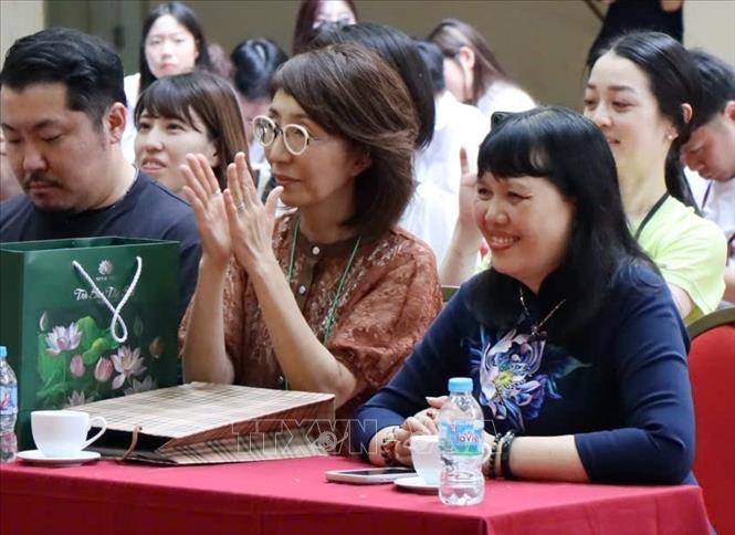 Đoàn cán bộ, giáo viên và học sinh tỉnh Fukuoka (Nhật Bản) giao lưu cùng cán bộ, giáo viênTrường THPT Việt Đức (Hà Nội). Ảnh: TTXVN phát