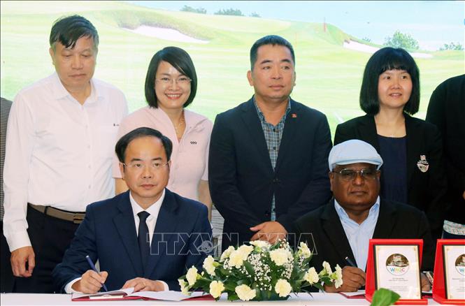 Lễ ký biên bản ghi nhớ giữa Sở Văn hóa, Thể thao và Du lịch Quảng Ninh với WAGC. Ảnh: Văn Đức - TTXVN