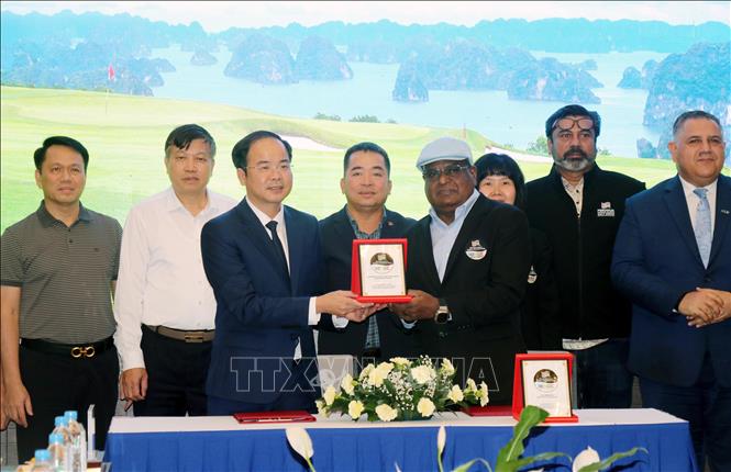 Lễ ký biên bản ghi nhớ giữa Sở Văn hóa, Thể thao và Du lịch Quảng Ninh với WAGC. Ảnh: Văn Đức - TTXVN