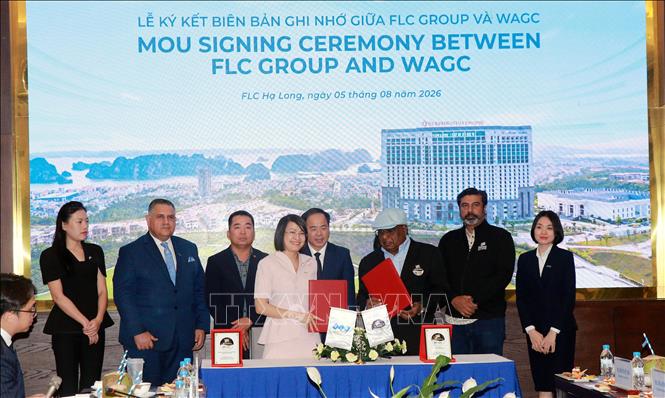 Lễ ký biên bản hợp tác giữa tập đoàn FLC và WAGC. Ảnh: Văn Đức - TTXVN