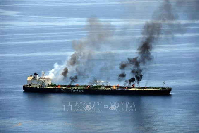 Khói lửa bốc lên từ một tàu chở dầu bị lực lượng Houthi ở Yemen tấn công trên Biển Đỏ. Ảnh: ANI/TTXVN phát