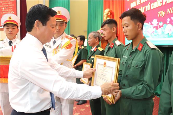 Phó Chủ tịch UBND tỉnh Tây Ninh Phạm Tấn Hoà trao bằng khen cho chiến sĩ có thành tích xuất sắc trong thực hiện nhiệm vụ tìm kiếm, quy tập và xác định danh tính hài cốt liệt sĩ. Ảnh: Đức Hạnh - TTXVN