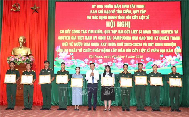 Khen thưởng các tập thể, cá nhân có thành tích xuất sắc trong thực hiện nhiệm vụ tìm kiếm, quy tập và xác định danh tính hài cốt liệt sĩ. Ảnh: Đức Hạnh - TTXVN