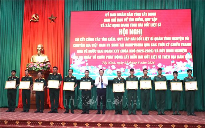 Khen thưởng các tập thể, cá nhân có thành tích xuất sắc trong thực hiện nhiệm vụ tìm kiếm, quy tập và xác định danh tính hài cốt liệt sĩ. Ảnh: Đức Hạnh - TTXVN