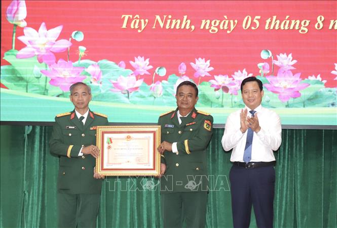 Phó Chủ tịch UBND tỉnh Tây Ninh Phạm Tấn Hoà thừa uỷ quyền Chủ tịch nước, trao tặng Huân chương Bảo vệ Tổ quốc hạng Ba cho tập thể Đội K73. Ảnh: Đức Hạnh - TTXVN