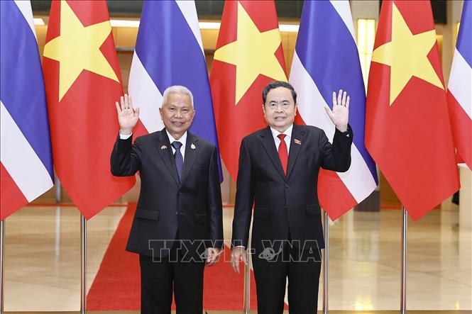 Chủ tịch Quốc hội Trần Thanh Mẫn đón Chủ tịch Quốc hội kiêm Chủ tịch Hạ viện Thái Lan Sophon Zaram. Ảnh: Doãn Tấn – TTXVN