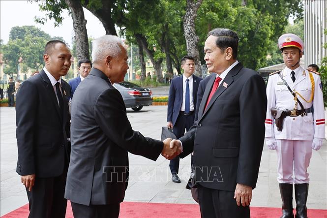 Chủ tịch Quốc hội Trần Thanh Mẫn đón Chủ tịch Quốc hội kiêm Chủ tịch Hạ viện Vương quốc Thái Lan Sophon Zaram. Ảnh: Doãn Tấn – TTXVN