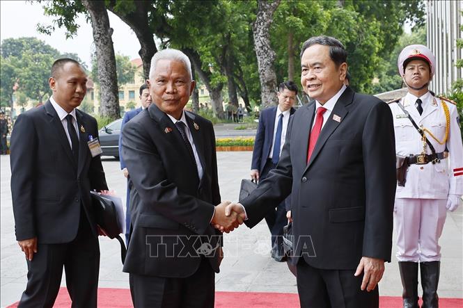 Chủ tịch Quốc hội Trần Thanh Mẫn đón Chủ tịch Quốc hội kiêm Chủ tịch Hạ viện Vương quốc Thái Lan Sophon Zaram. Ảnh: Doãn Tấn – TTXVN