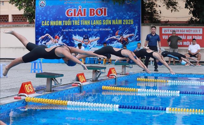 Vận động viên các nhóm tuổi xuất phát các nội dung bơi tại Giải. Ảnh: Anh Tuấn – TTXVN