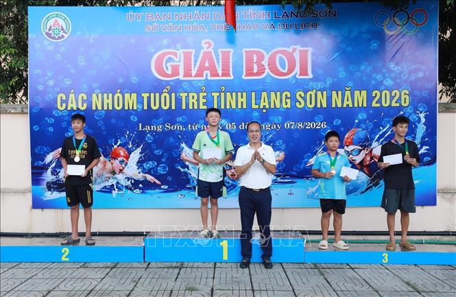 Ban tổ chức trao giải cho các vận động viên nam nhóm tuổi 12–13. Ảnh: Anh Tuấn – TTXVN