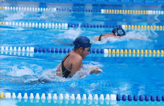 Các vận động viên thi đấu nội dung bơi ếch nữ. Ảnh: Anh Tuấn – TTXVN