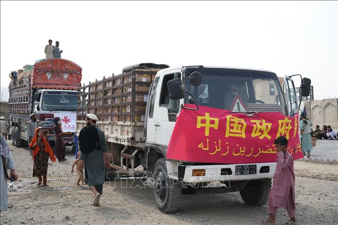 Hàng cứu trợ được chuyển đến một khu trại tại huyện Khas Kunar, tỉnh Kunar, Afghanistan. Ảnh: THX/TTXVN phát