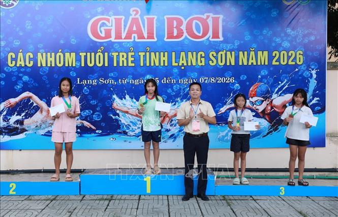Ban tổ chức trao giải cho các vận động viên nữ nhóm tuổi 9 - 11. Ảnh: Anh Tuấn – TTXVN
