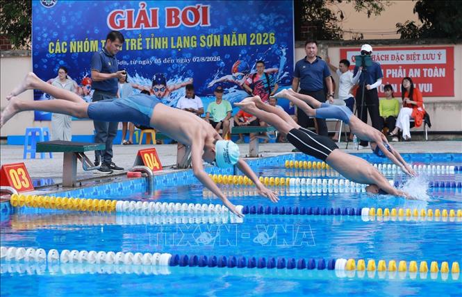 Vận động viên các nhóm tuổi xuất phát các nội dung bơi tại Giải. Ảnh: Anh Tuấn – TTXVN