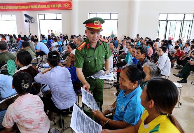 Lực lượng Công an phường tuyên truyền về đảm bảo an ninh trật tự trên địa bàn. Ảnh: Thanh Hải - TTXVN 