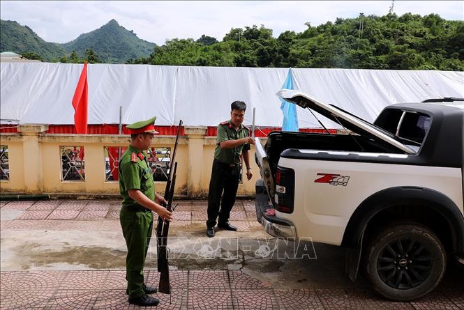 Lực lượng Công an phường thu giữ súng tự chế từ người dân tự nguyện giao nộp. Ảnh: Thanh Hải - TTXVN  