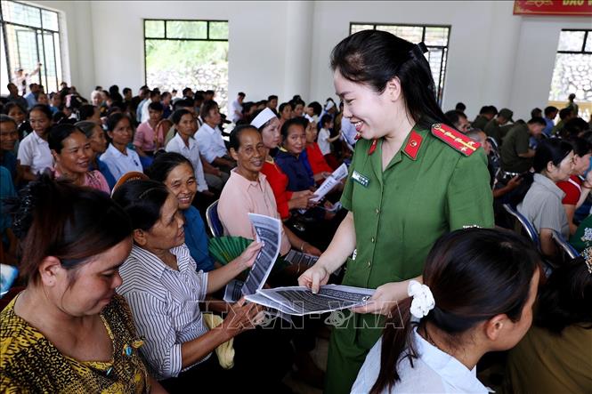 Lực lượng Công an phường phát tờ rơi tuyên truyền về an ninh trật tự. Ảnh: Thanh Hải - TTXVN 