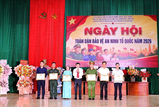 Lãnh đạo UBND phường Kỳ Sơn trao tặng bằng khen cho các tập thể có thành tích xuất sắc trong việc đảm bảo an ninh trật tự. Ảnh: Thanh Hải - TTXVN  