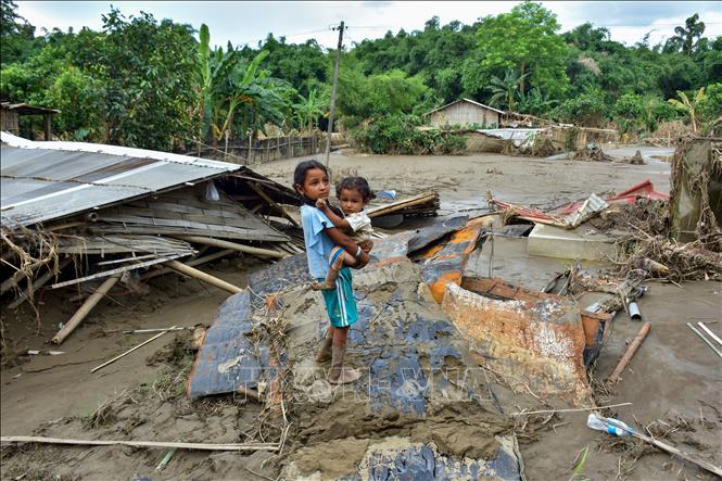 Cảnh tàn phá nhà cửa và sinh kế của người dân sau trận lũ quét tại khu vực Nepali Khuti, huyện Sivasagar, bang Assam (Ấn Độ), ngày 2/8/2026. Ảnh: ANI/TTXVN phát