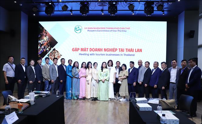 Đoàn công tác của Thành phố Cần Thơ cùng các doanh nghiệp chụp ảnh lưu niệm tại Hội nghị. Ảnh: Đỗ Sinh - P/v TTXVN tại Thái Lan