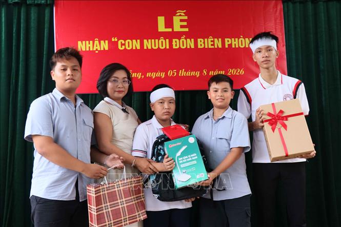 Các nhà hảo tâm và chính quyền địa phương đã động viên và tặng nhiều suất quà có ý nghĩa cho hai anh em cháu Lê Viết Hồng Pháp. Ảnh: Đoàn Hữu Trung - TTXVN